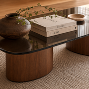 mesa de centro de madera y tablero de cristal